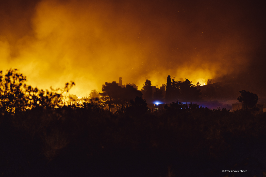 Fotogalerija i video: Bitka s vatrom u Zatonskoj ulici koja spaja Zaton i Benkovačku cestu