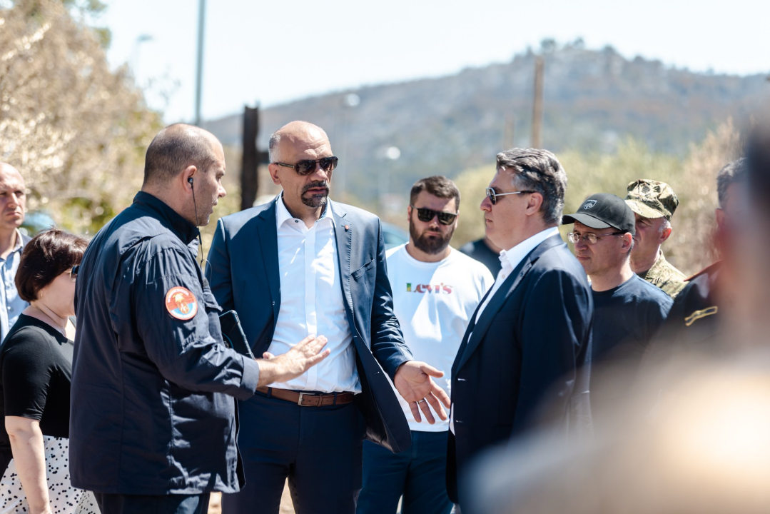  Milanović u Zatonu: Konobari imaju veću plaću od dobrovoljnih vatrogasaca, nitko neće izgorjeti za pet tisuća kuna