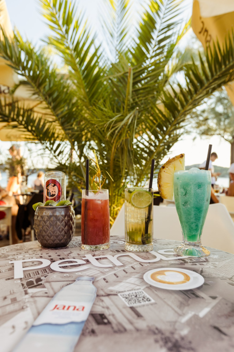 Zaigrajte odbojku na pijesku na plaži Banj, a predah potražite u Petrusu!