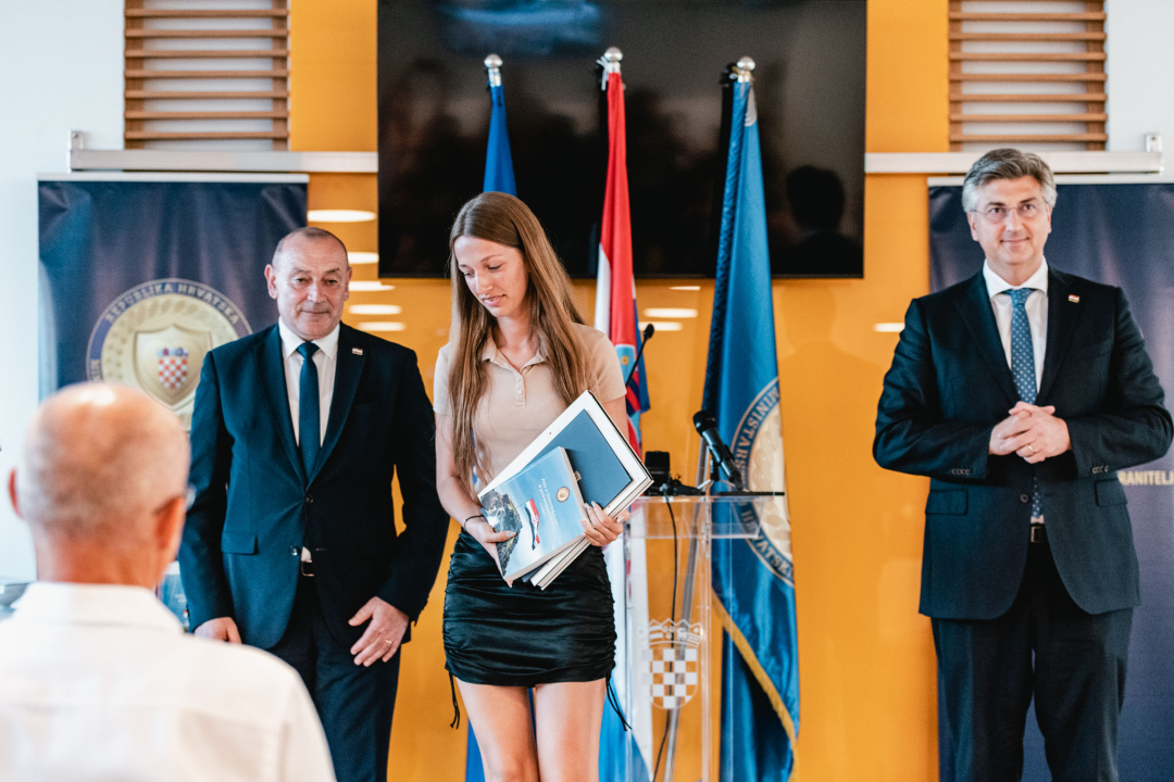 U Veteranskom centru Plenković i pola Vlade uručili priznanja i nagrade učenicima