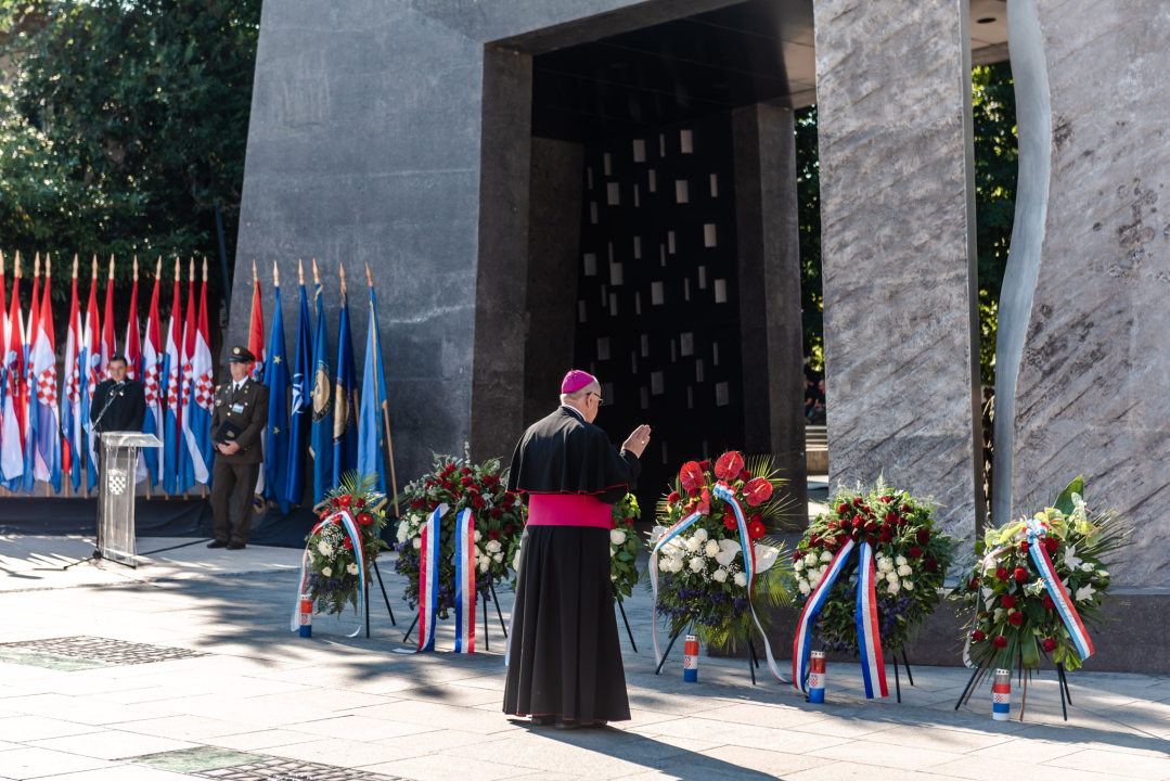 Pogledajte kako je danas bilo na obilježavanju 27. vojno-redarstvene operacije Oluja u Kninu 