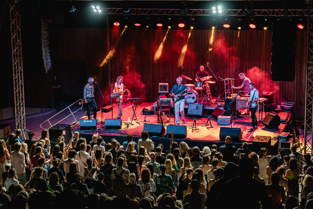 Dobri, stari, uvijek mladi Rundek. I Ekipa.
