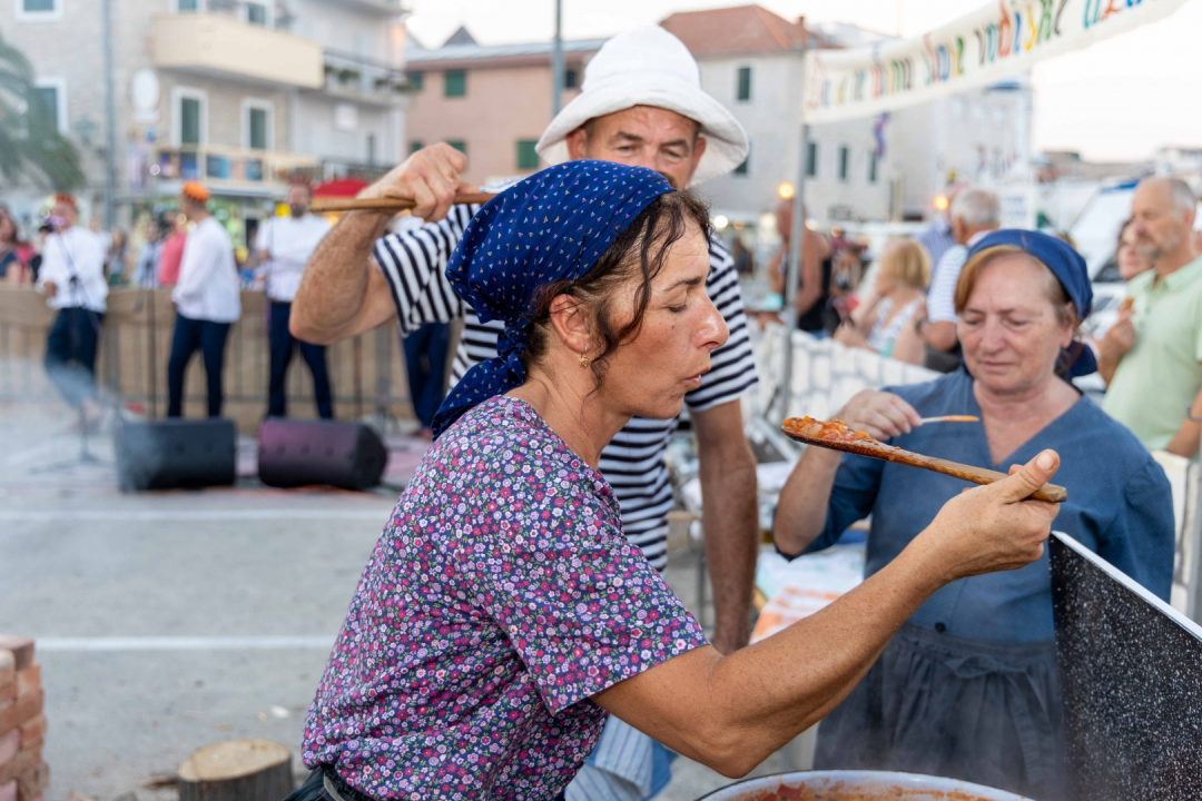 ‘Fešta od šaše i pulente’ tradicionalno proslavljena na vodičkoj rivi
