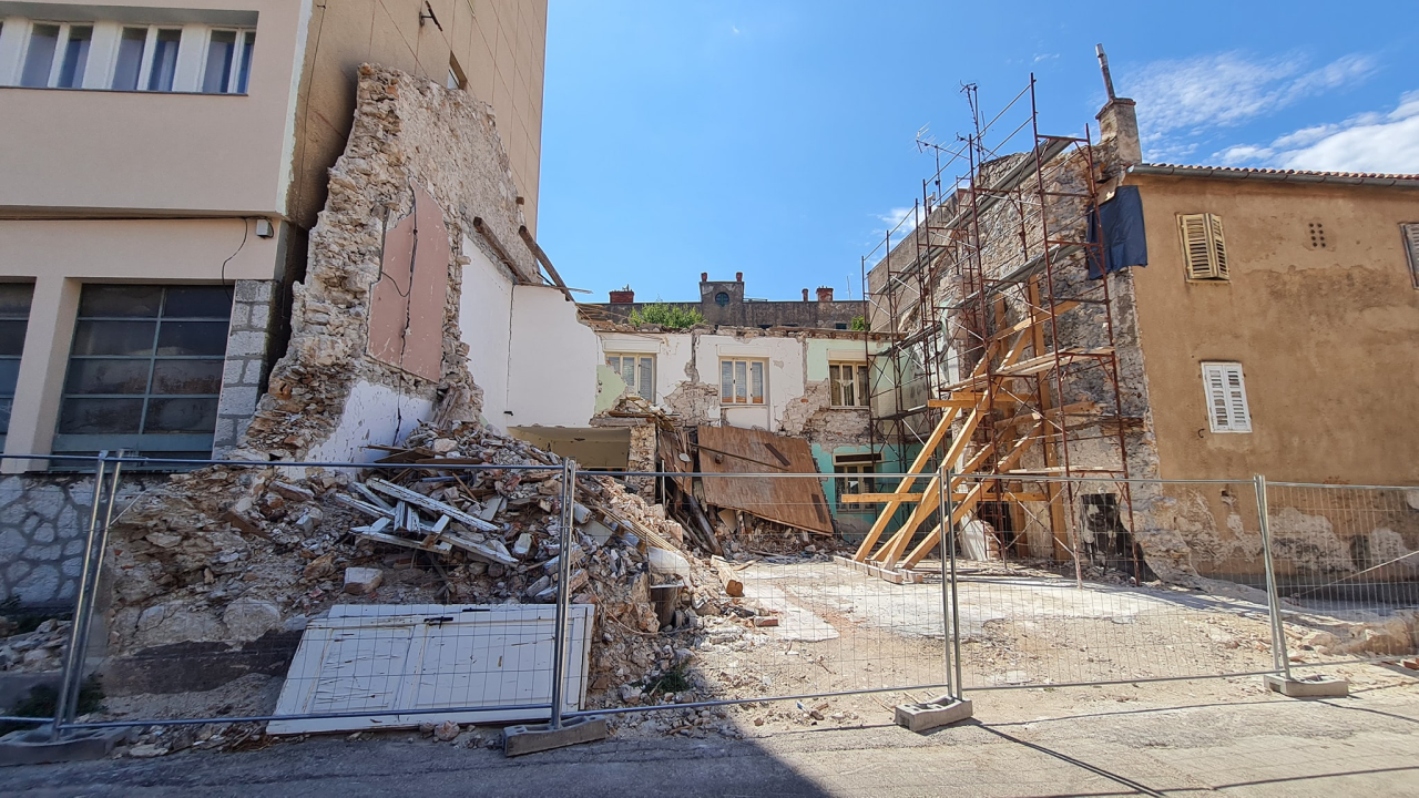 Ovo je stambena zgrada koju grade Dane i Rada Škugor: 'Ploču su maknuli prije par dana'