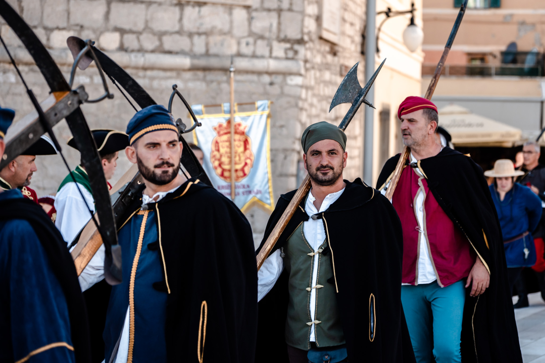 Mačevanjem povijesnih postrojbi na Poljani počela 'Opsada Šibenika 1647.' 