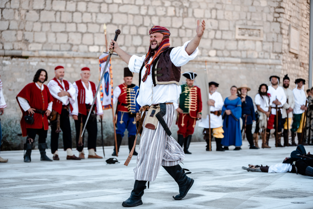 Mačevanjem povijesnih postrojbi na Poljani počela 'Opsada Šibenika 1647.' 