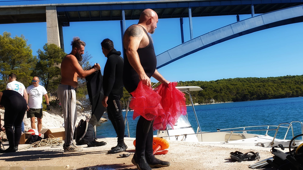 Volonteri i ronioci nedjelju proveli u akciji čišćenja  ispod Morinjskog mosta 