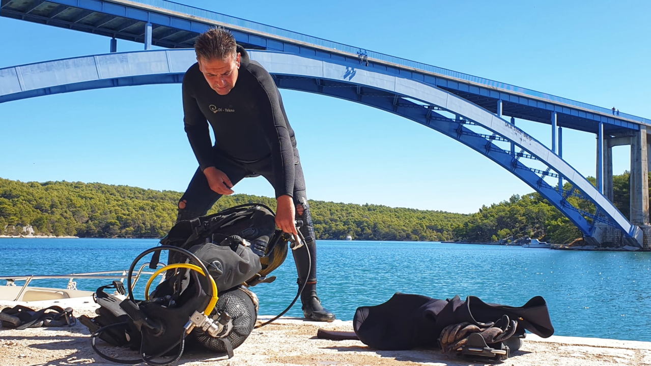 Volonteri i ronioci nedjelju proveli u akciji čišćenja  ispod Morinjskog mosta 