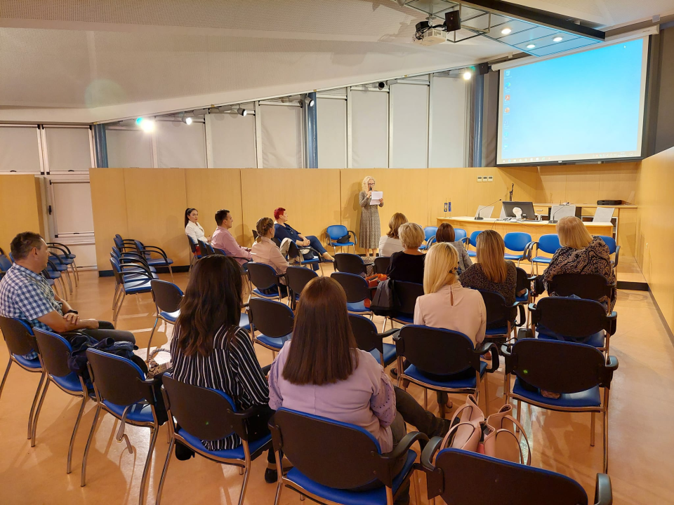 U knjižnici održan okrugli stol na temu nasilja nad ženama