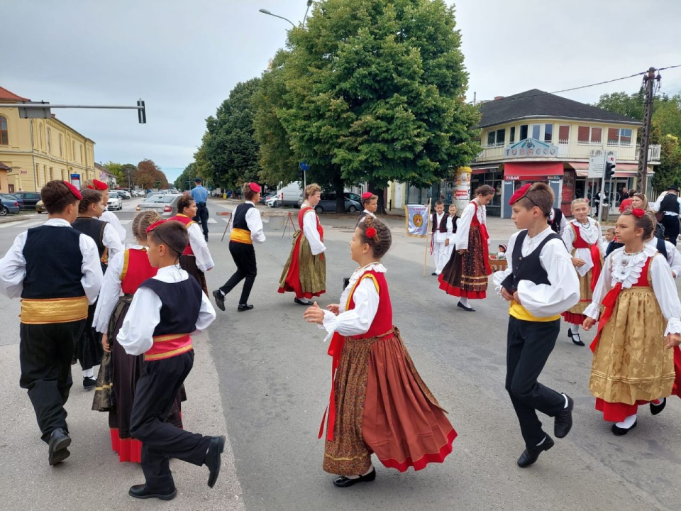 Mlada skupina KUD-a Koledišće nastupila na Dječjim vinkovačkim jesenima