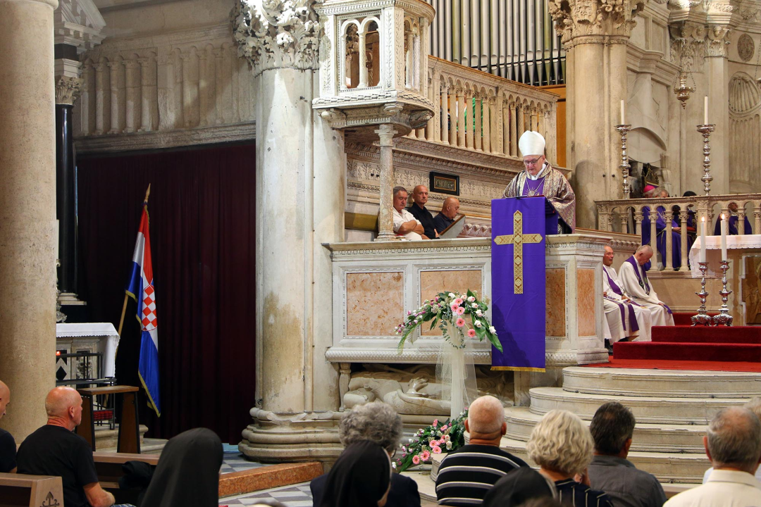 Rogić predvodio misu zadušnicu za biskupa Badurinu i branitelje