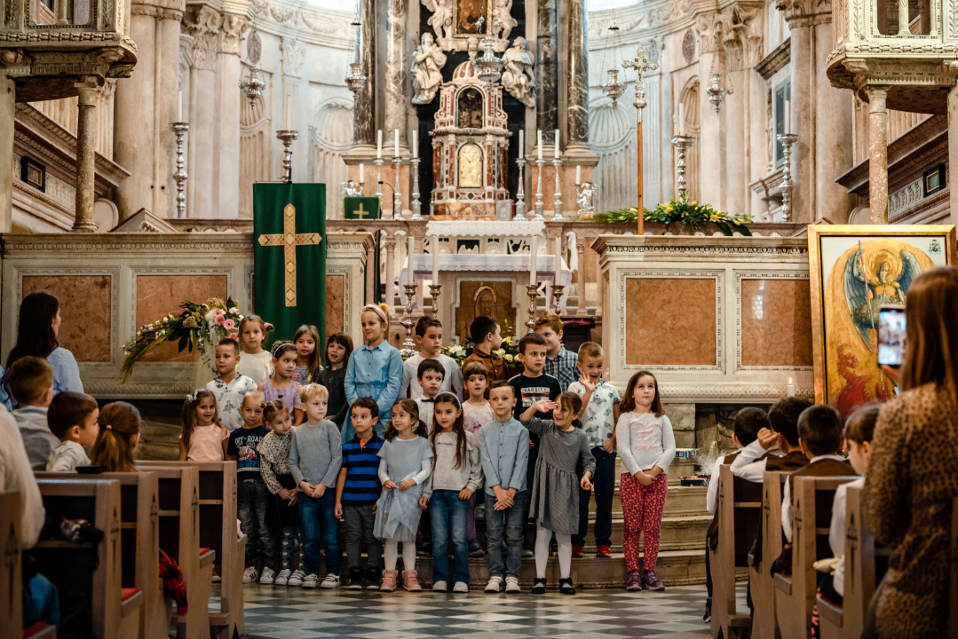 Mališani DV 'Brat Sunce' u povodu sv. Mihovila nastupili u katedrali