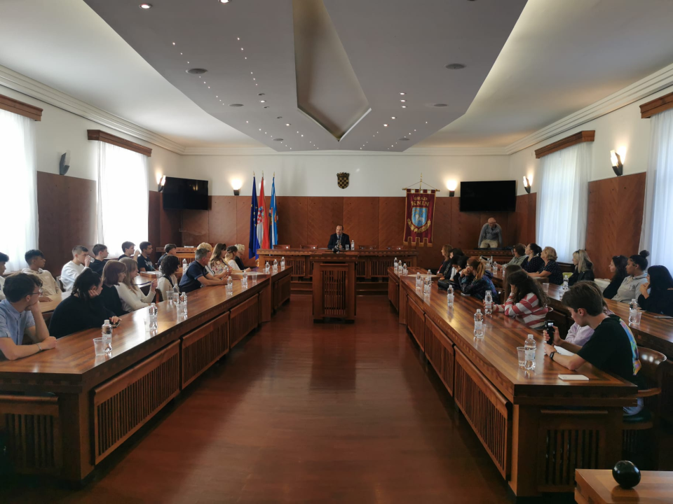 Učenici iz nekoliko europskih zemalja posjetili kninskog gradonačelnika