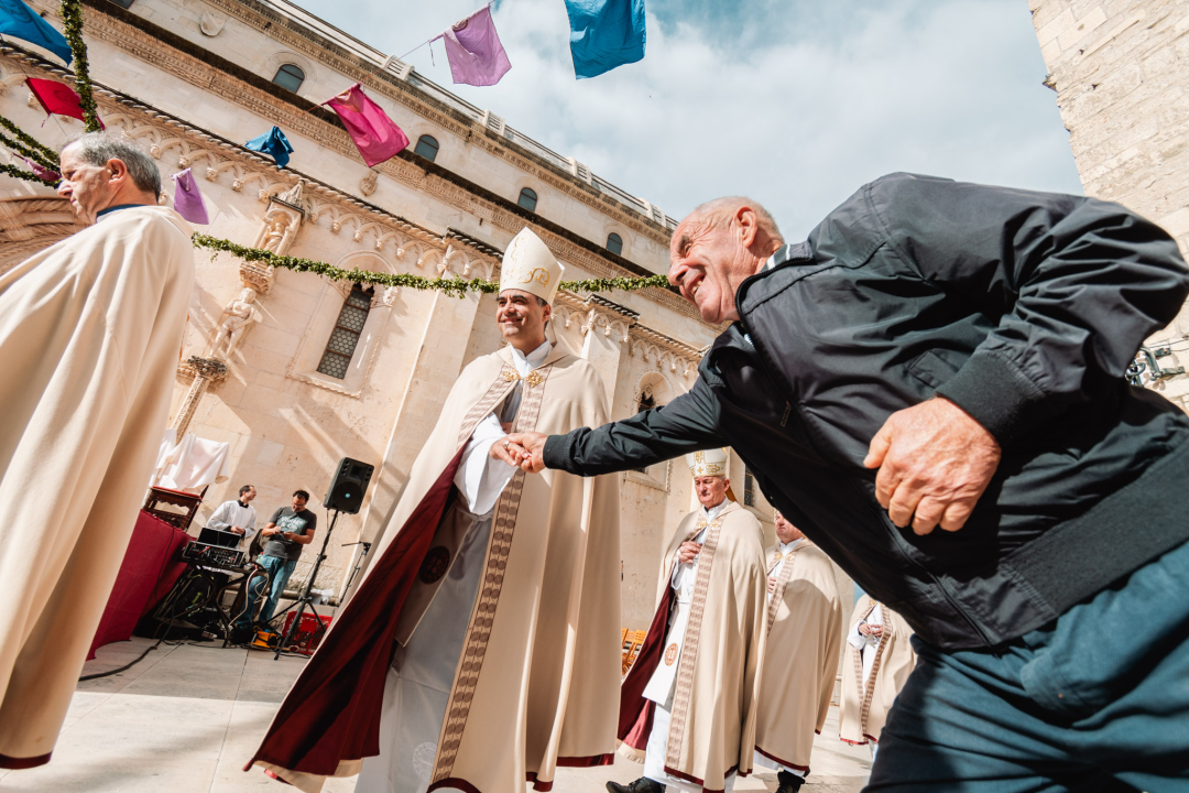 Procesijom gradskim ulicama počela proslava sv. Mihovila, nebeskog zaštitnika Šibenika