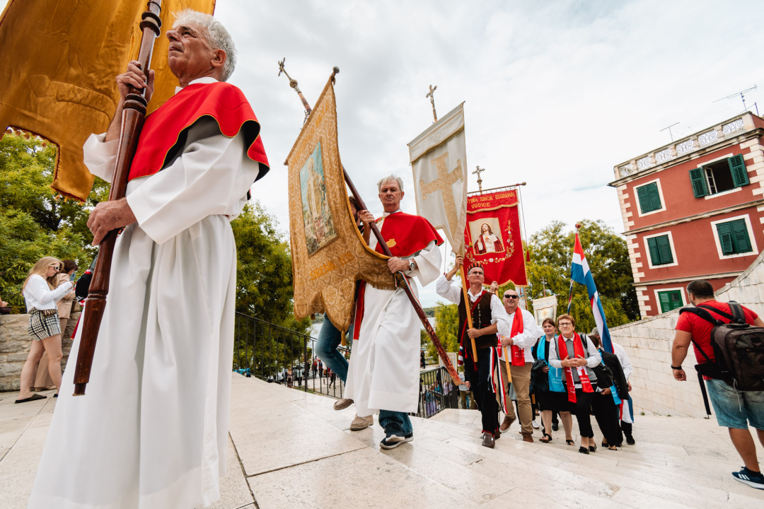 Procesijom gradskim ulicama počela proslava sv. Mihovila, nebeskog zaštitnika Šibenika