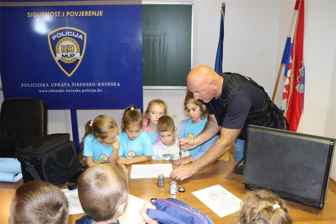 Djeca iz vrtića posjetila policajce u Šibeniku, Kninu, Drnišu i Vodicama