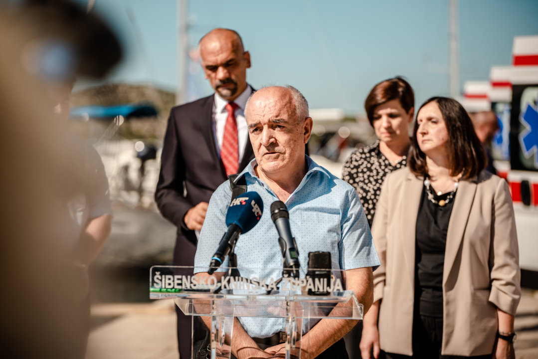 Župan Jelić predao šest sanitetskih vozila ravnateljima županijskih Domova zdravlja