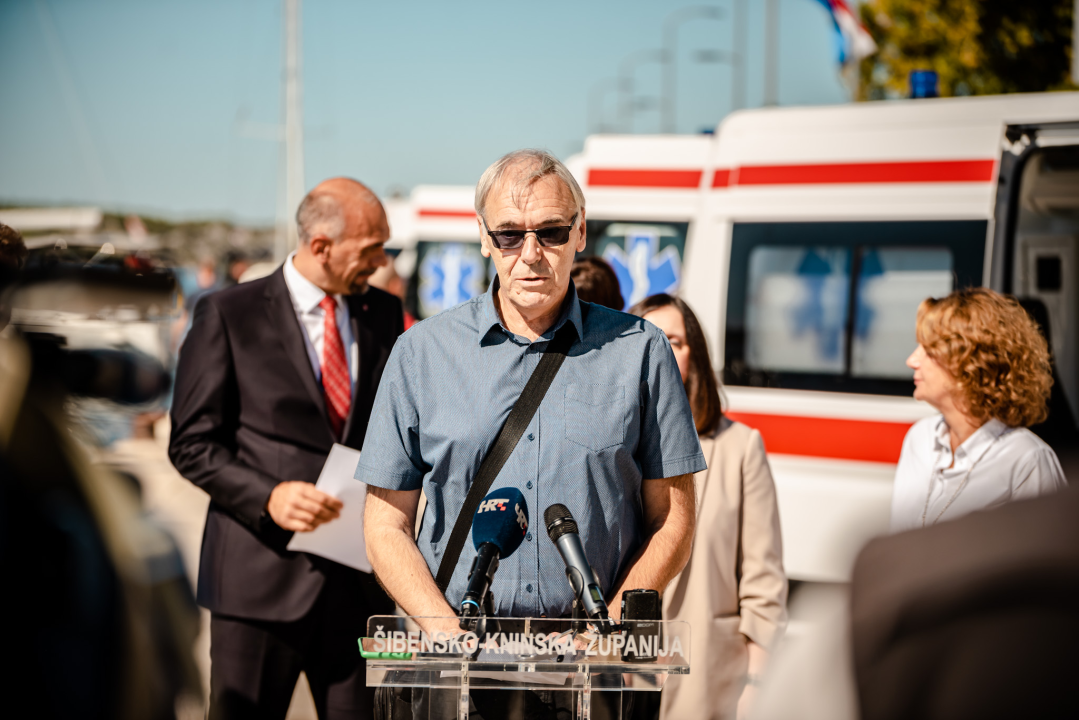 Župan Jelić predao šest sanitetskih vozila ravnateljima županijskih Domova zdravlja