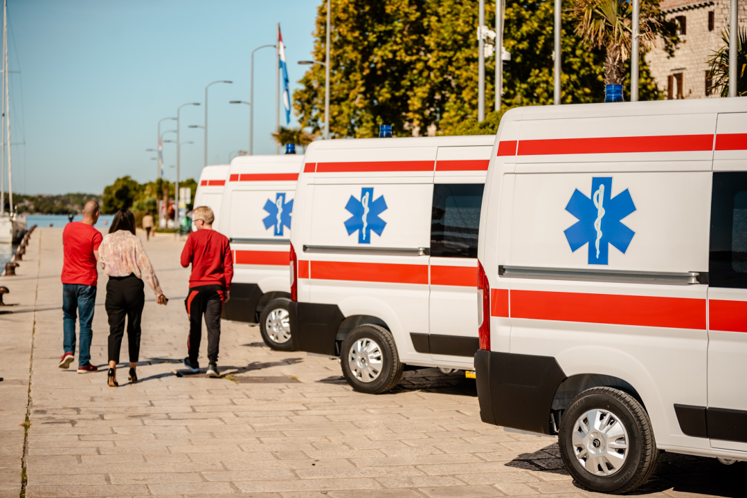 Župan Jelić predao šest sanitetskih vozila ravnateljima županijskih Domova zdravlja