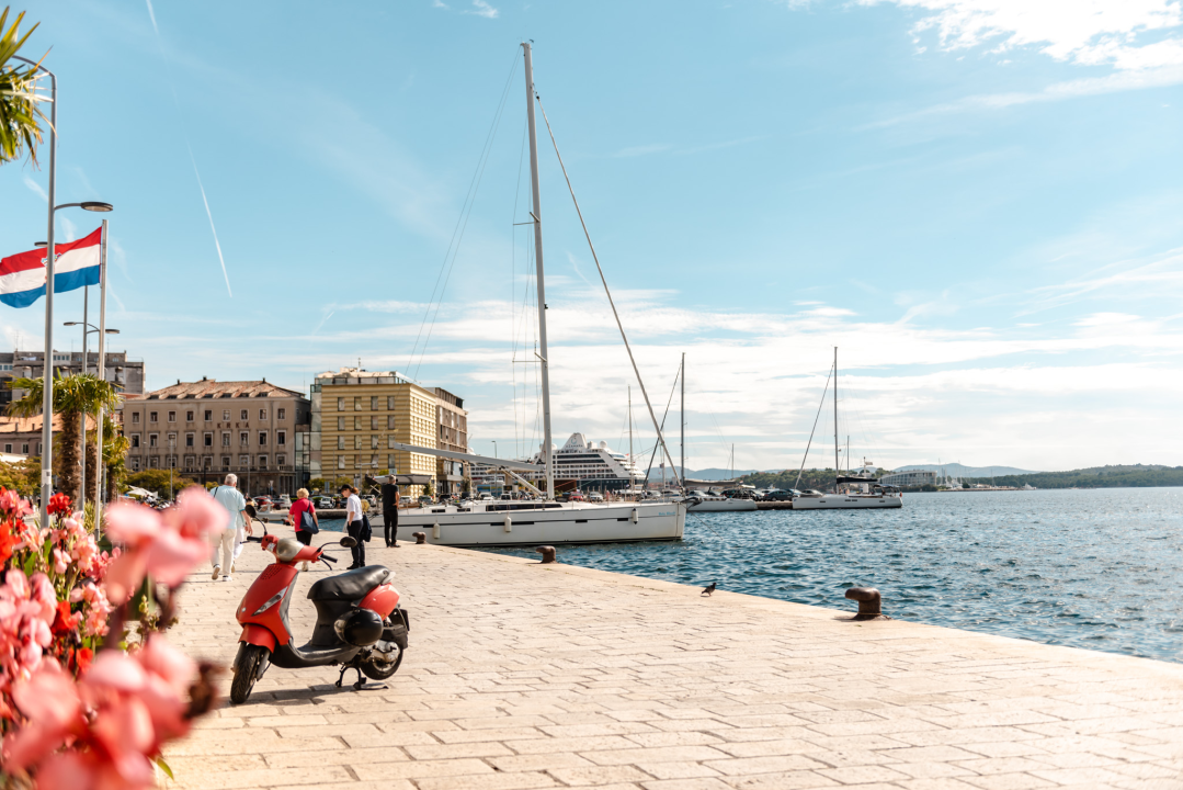 Bablje ljeto na rivi: Turista je sve manje, ali ovo doba godine Šibenčani obožavaju 