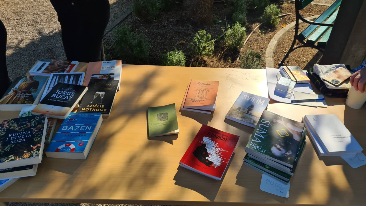 Misli na sebe, čitaj: Na mini sajmu u đardinu razmjenjuju se, kupuju i poklanjaju knjige
