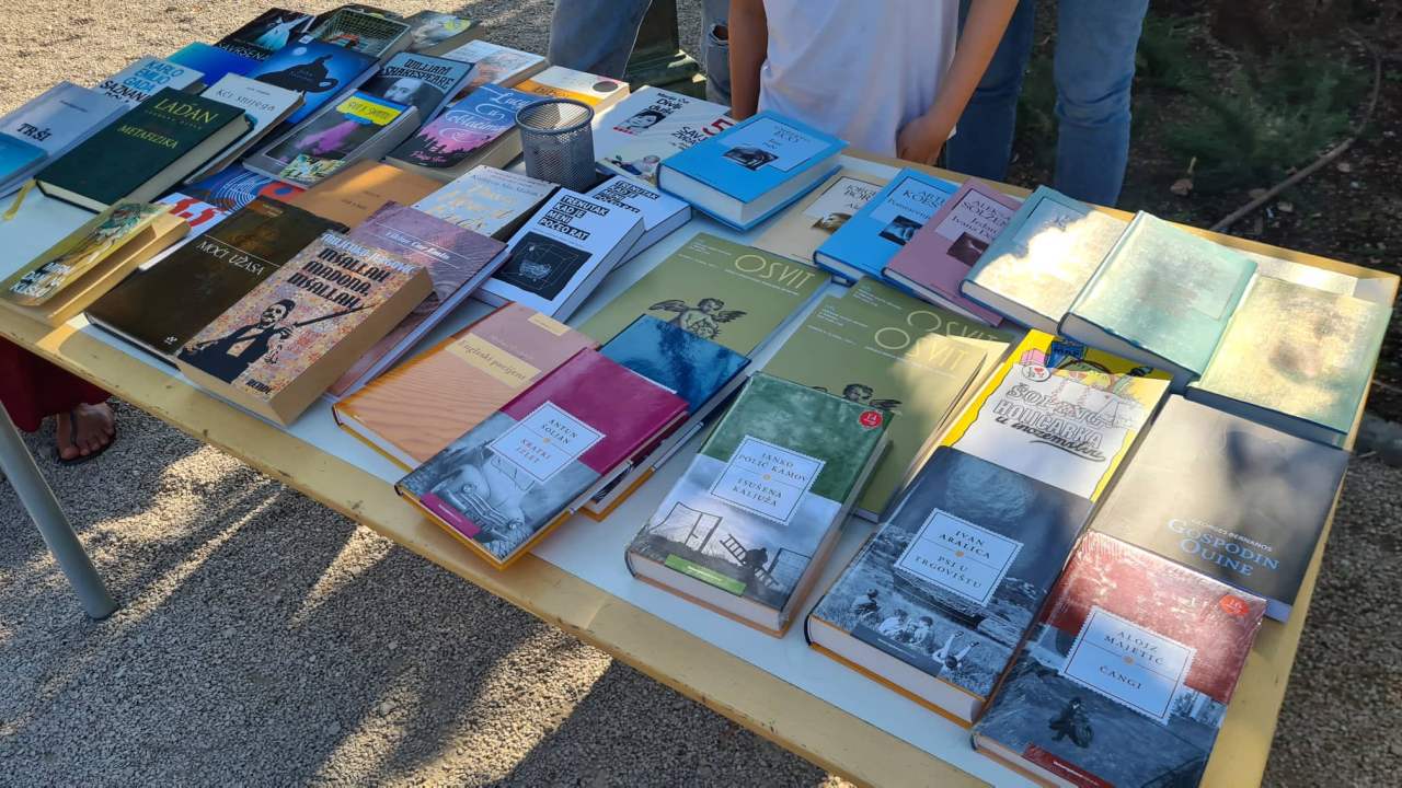 Misli na sebe, čitaj: Na mini sajmu u đardinu razmjenjuju se, kupuju i poklanjaju knjige