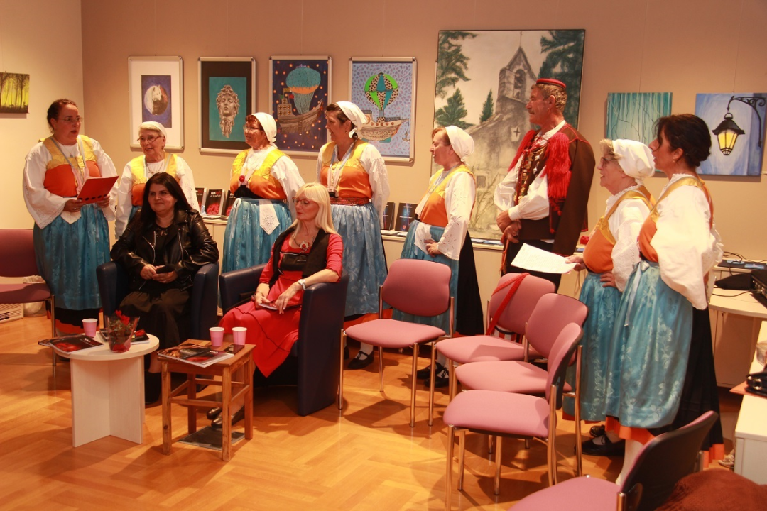 Sto ruža za Vesnu Parun: 'Sinoć je naša najveća poetesa ušetala u tu knjižnicu'