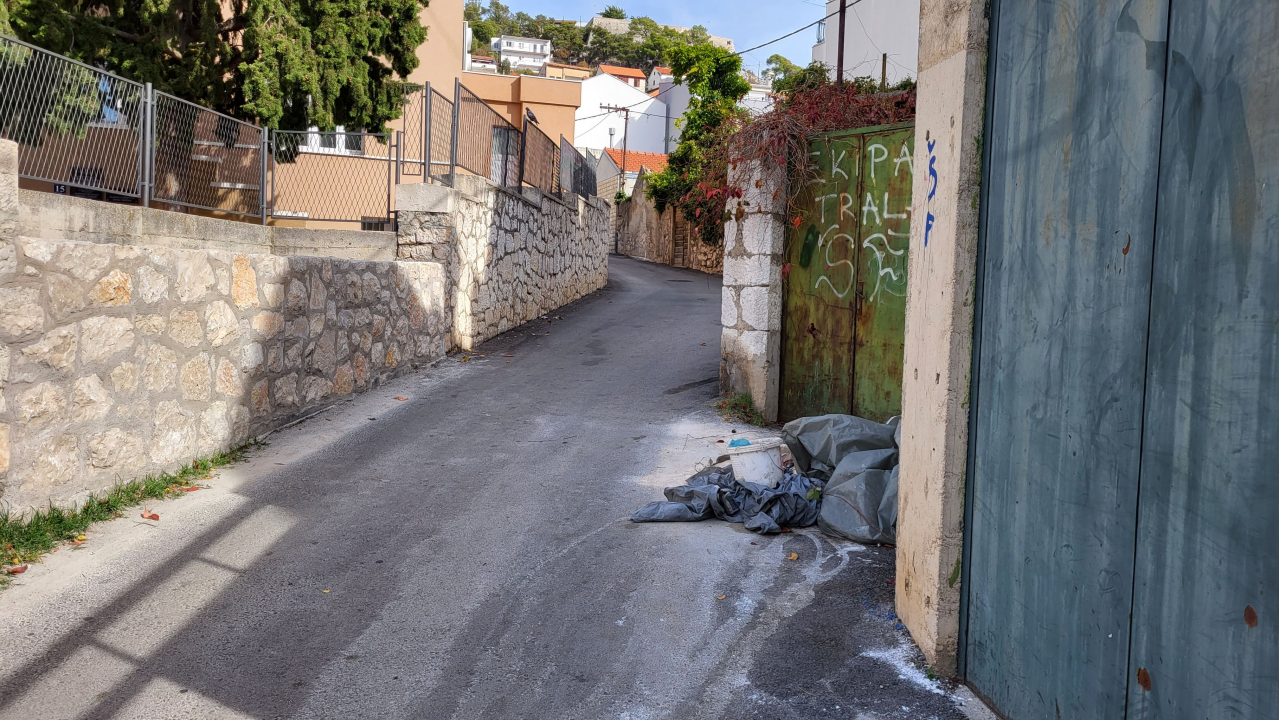 Smeće na Mimicu nastavlja se bacati preko zida, a tu su sad i ostaci građevinskog materijala
