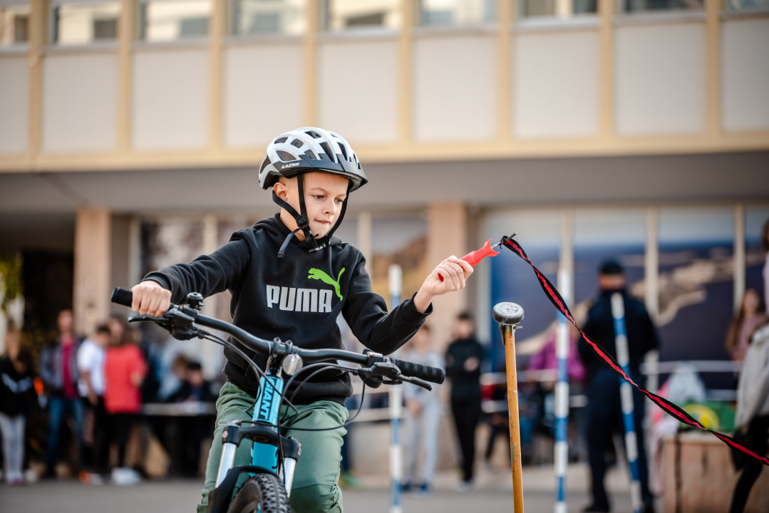 Ispred zgrade Županije održano natjecanje osnovnih škola u spretnosti vožnje bicikla: Evo pobjednika 
