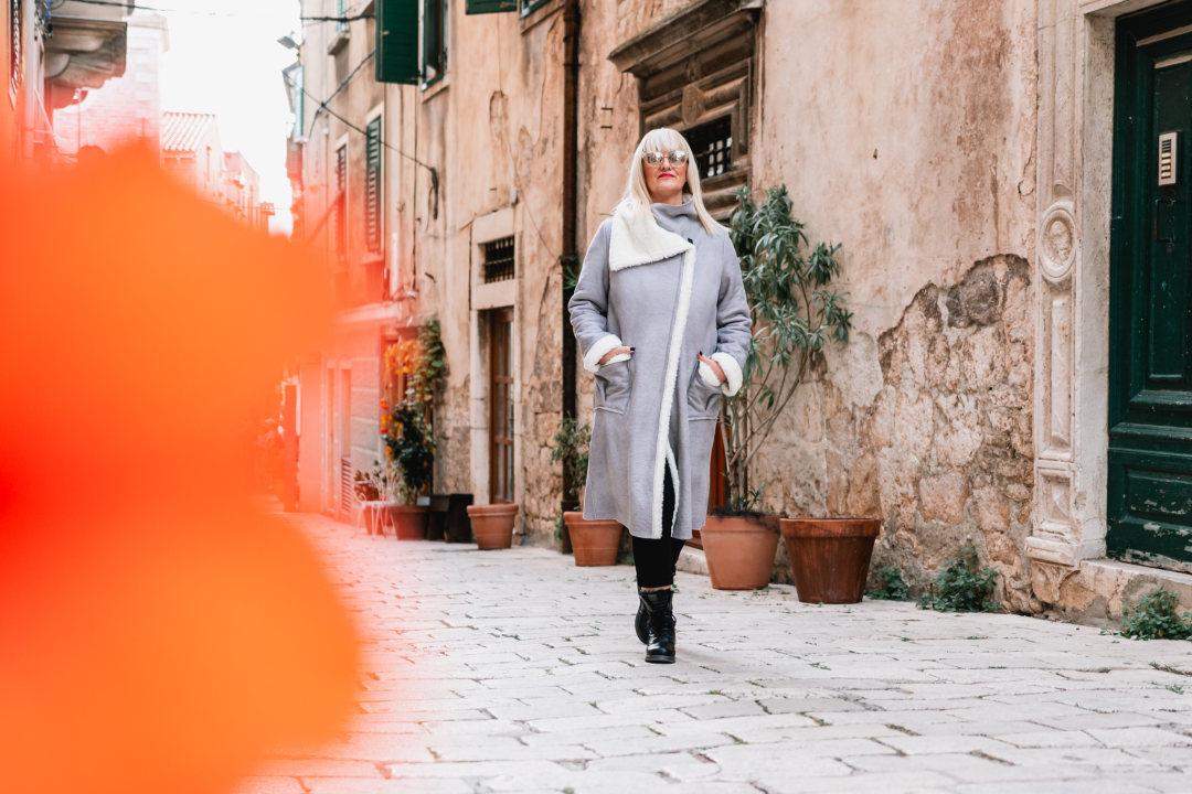 Garderobu osvježite dizajnerskim komadima iz Galerije Juraj Dalmatinac, dom umjetninama po super cijenama
