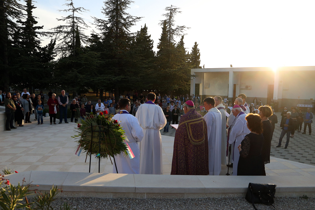 Biskup Rogić predvodio misu na Kvanju