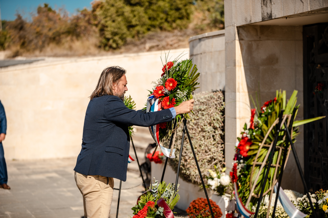 Na spomen-kosturnicu na Kvanju stavljeni karanfili: 'Za poginule neće biti zvučnika po gradu, ali će biti ponosa i prkosa'