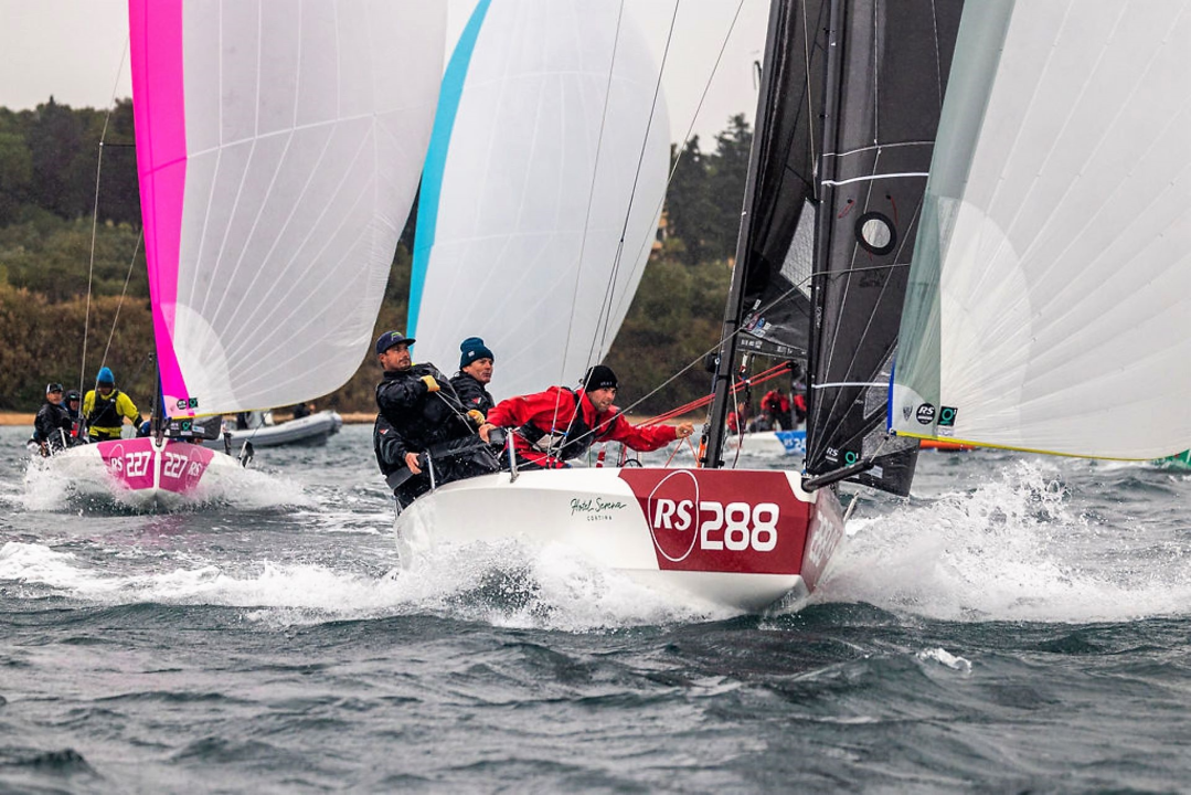 Svjetsko prvenstvo klase RS21: Burna subota u Biogradu, Talijani u vodstvu