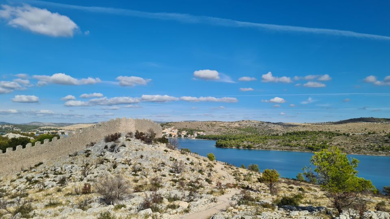 Poučna staza uz 'Kineski zid' idealna je za baciti đir po lijepom vremenu