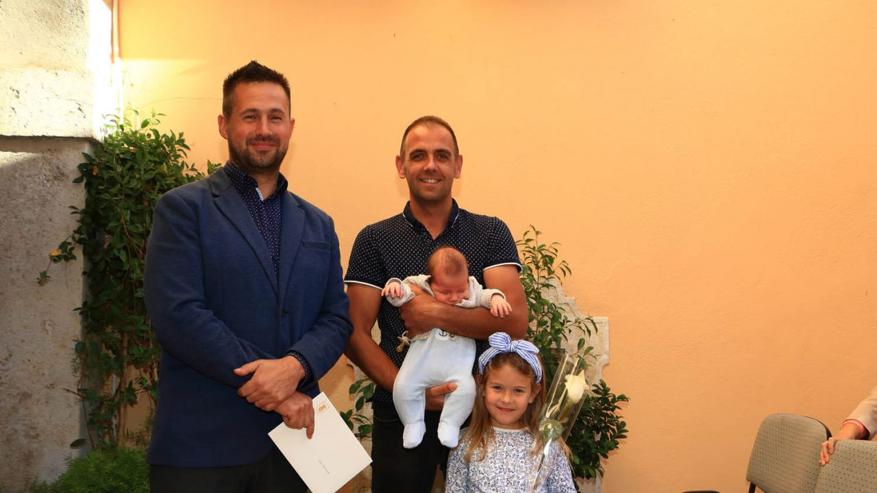 Dodijeljene potpore Općine Tisno za vjenčane parove i novorođenu djecu