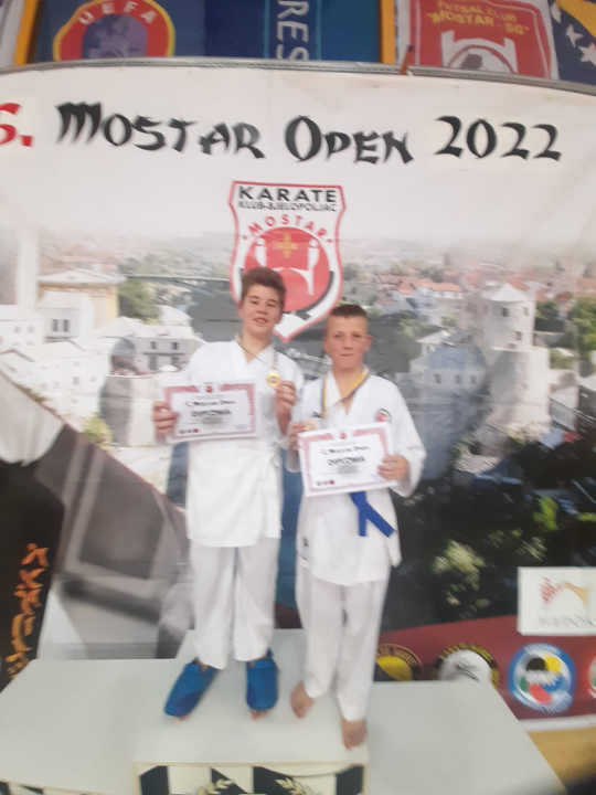 S 12 medalja vratili se mladi karatisti Šibenika 1066 s međunarodnog turnira u Mostaru