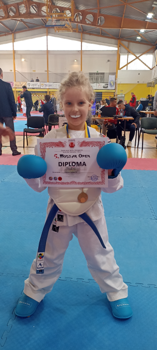 S 12 medalja vratili se mladi karatisti Šibenika 1066 s međunarodnog turnira u Mostaru