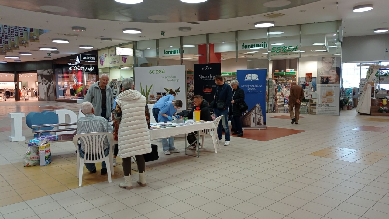 Učenici Medicinske škole i patronažna služba na šest mjesta u županiji mjerili krvni tlak i šećer