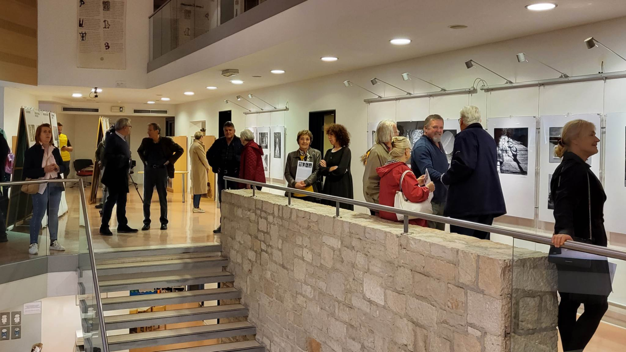 U šibenskoj knjižnici otvorena međunarodna izložba 'Lovely Old Town' u sjećanje na Milivoja Zenića 