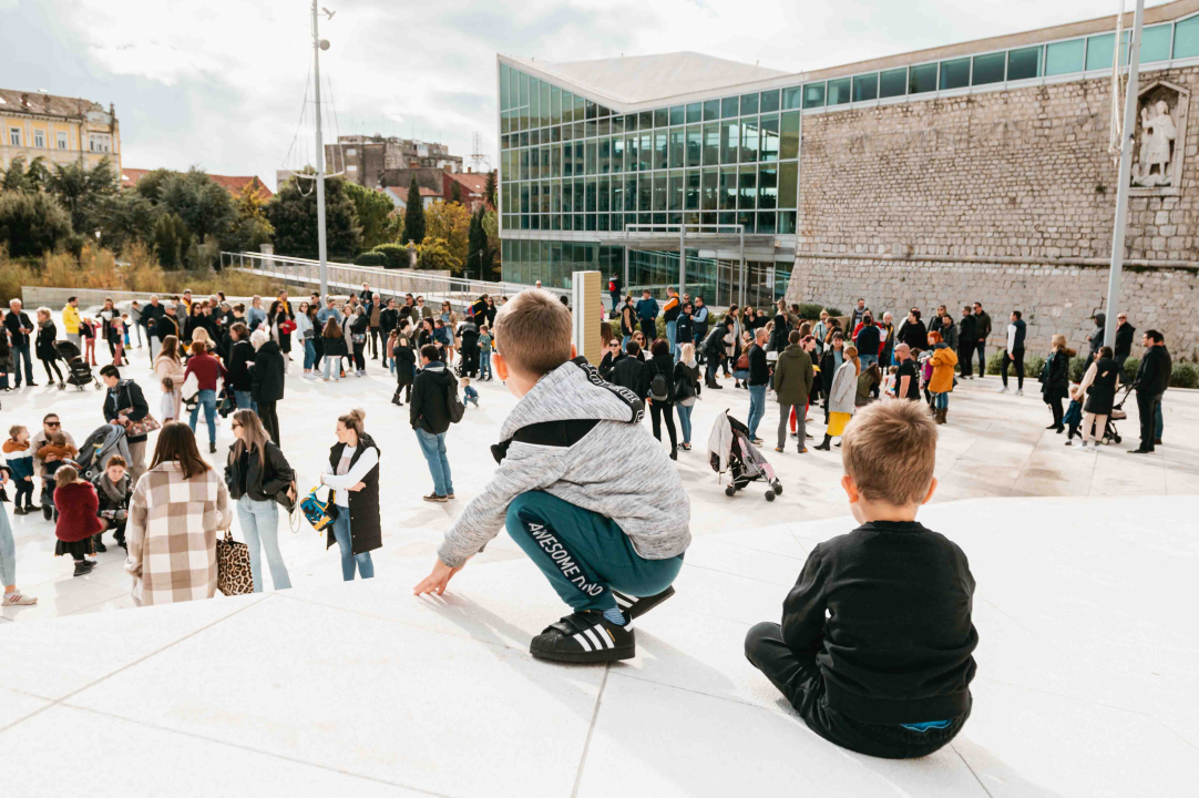 Može li gradska uprava/utvrda i dalje ignorirati šibenske roditelje? Djeca na ovim fotografijama ‘vrijede manje’
