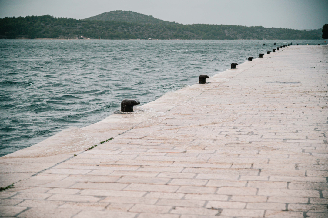 Dolac opet poplavio, razina mora se i dalje diže: Policija savjetuje vozačima da izbjegavaju rivu