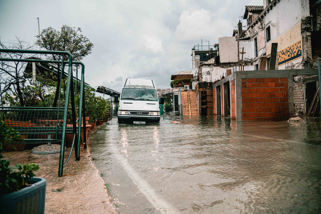 Dolac opet poplavio, razina mora se i dalje diže: Policija savjetuje vozačima da izbjegavaju rivu