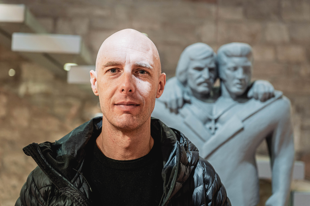 Mišo i Elvis u knjižnici pod istom košuljom kao sijamski blizanci: Dva kralja će vas oduševiti!