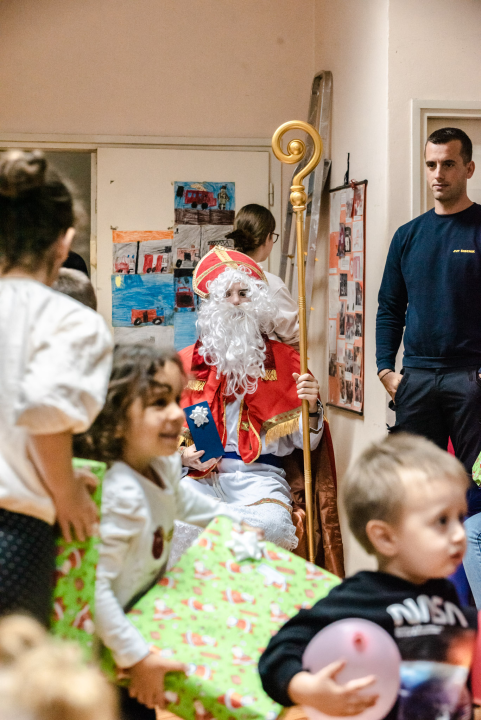 Sveti Nikola posjetio djecu šibenskih vatrogasaca: Naravno, podijelio je darove 