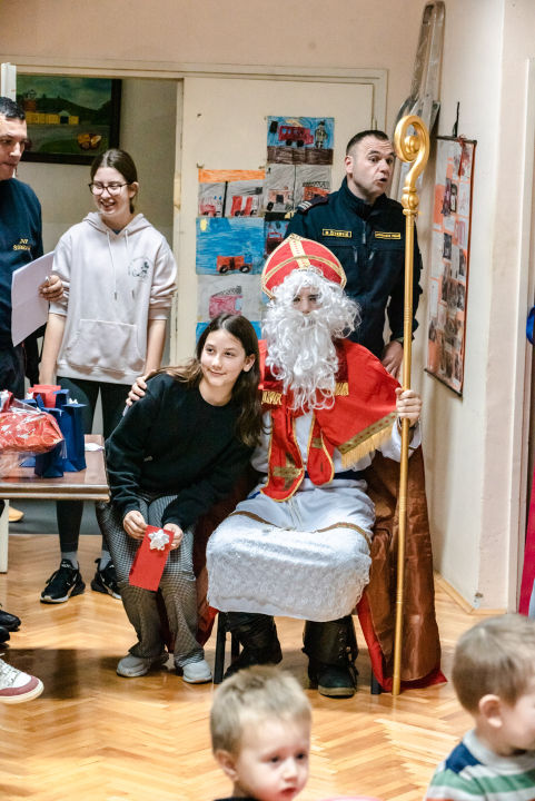 Sveti Nikola posjetio djecu šibenskih vatrogasaca: Naravno, podijelio je darove 