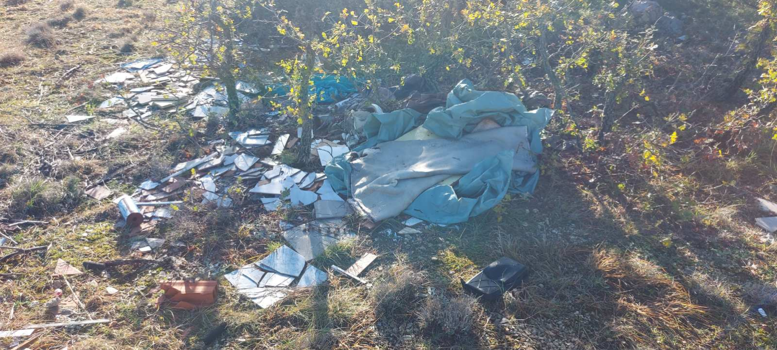 Kante od ulja, građevinski otpad, plastika... Sve se to nalazi u predivnoj prirodi na Gorišu 