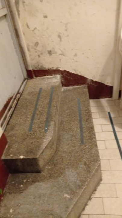 Stanari jedne zgrade u Šibeniku godinama žive u neljudskim uvjetima: Prokišnjava lift, gljivice na zidovima te krpe i kante posvuda 