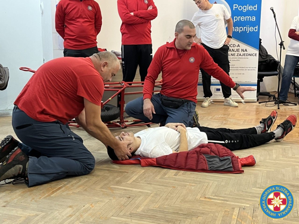 Kninski HGSS-ovci posjetili umirovljenike