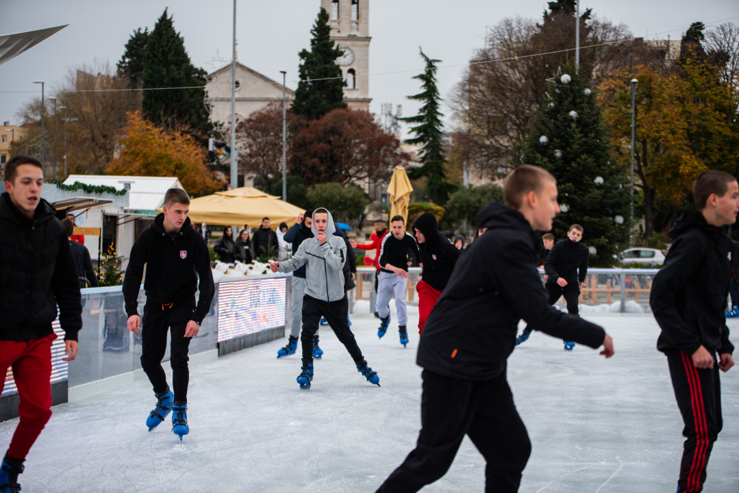 Kiša pada, Šibenčani proklizali: Otvorena atraktivna ledena površina na Poljani 