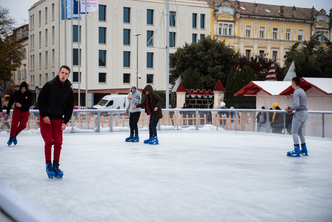 Kiša pada, Šibenčani proklizali: Otvorena atraktivna ledena površina na Poljani 